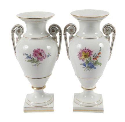 Paire de vases en forme d'amphores de Meissen, déc