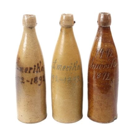 Trois bouteilles commémoratives de la découverte d