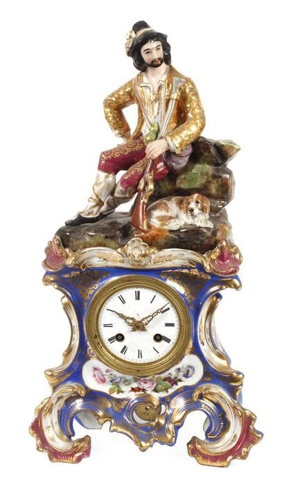 Horloge de cheminée avec figurine
dans le style de