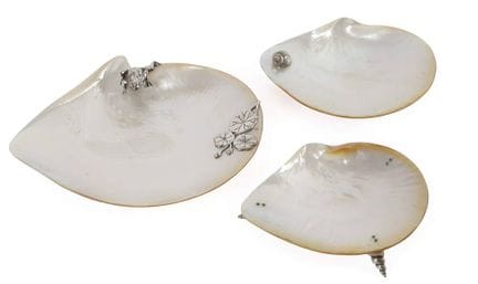 Trois coquilles en nacre
1re moitié du XXe siècle,