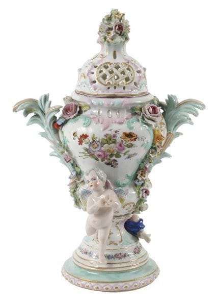 Petit vase à pot-pourri orné de putti
librement in