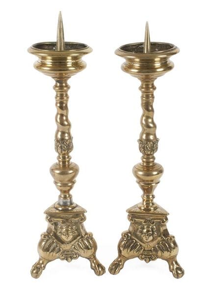 Paire de chandeliers d'autel d'inspiration baroque