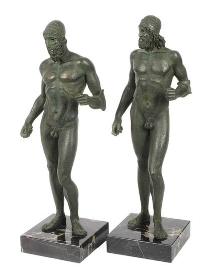 Réinterprétation antique : paire de statues de gue