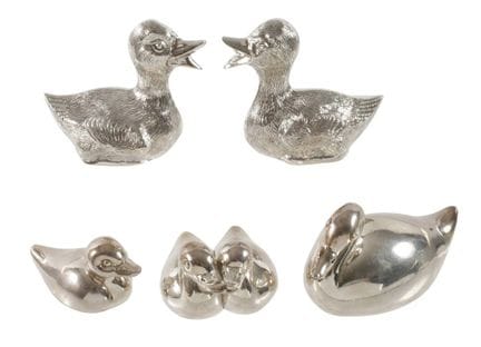Ensemble d'objets en argent représentant des canar