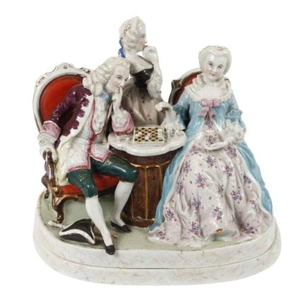 Couple galant jouant aux échecs, utilisé comme ens