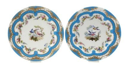Deux assiettes d'apparat de Sèvres à décor d'oisea