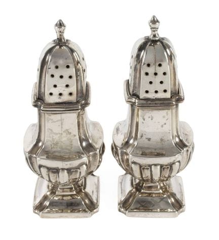 Paire de saupoudreuses d'épices, Angleterre
1898, 