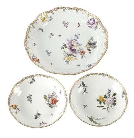 Meissen : deux coupes et un plat à motifs floraux
