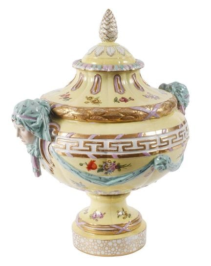 KPM Berlin : somptueux vase à couvercle orné de tê