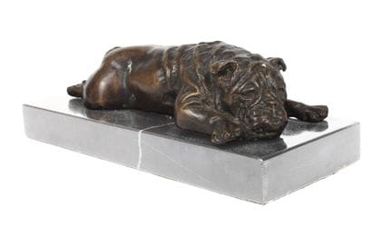 卧姿斗牛犬
当代作品，未署名，青铜材质，表面呈棕色铜绿，以简练却极具表现力的手法刻画了一只长身伸展、