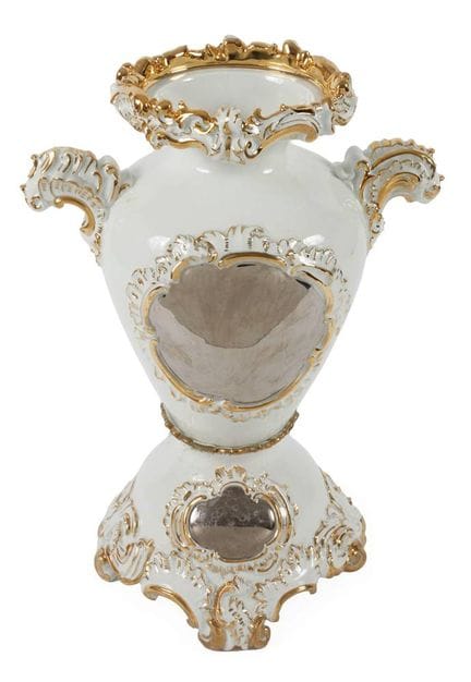 Grand vase d'apparat de Meissen, relief rocaille
m
