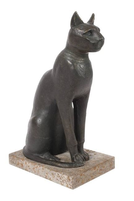 古代艺术的再现，
巴斯特女神以坐姿猫的形象呈现
20世纪，无署名， 青铜，表面呈深色铜绿，埃及女神以