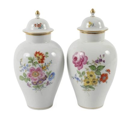 Paire de vases à couvercle « Bouquet de fleurs » d