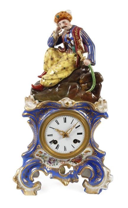 Horloge de cheminée avec figurine
dans le style de