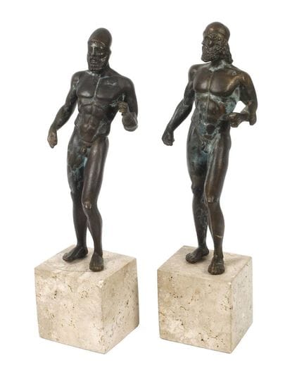 Réinterprétation antique : paire de statues de gue