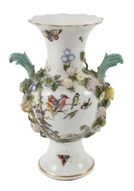 Petit vase à anse de Meissen, décor d'oiseaux
Conc