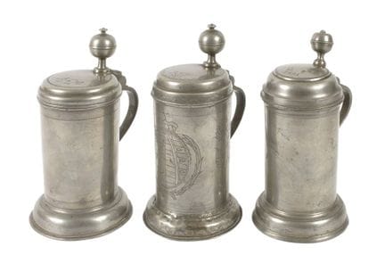 Trois cruches en étain
vers 1800, deux cruches de 