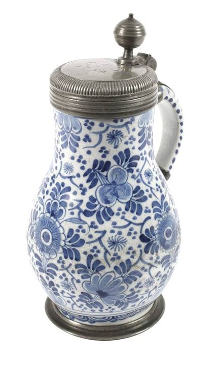 Cruche en faïence de Delft 
datée de 1750, monogra