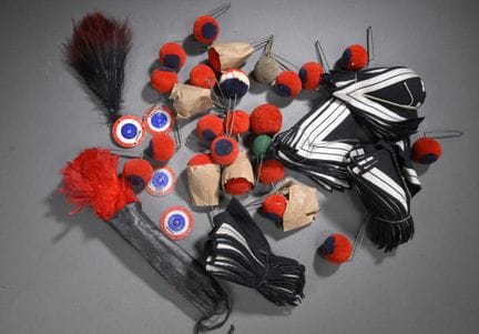 Lot: pompons boules, plumets, bandes de bonnet, co