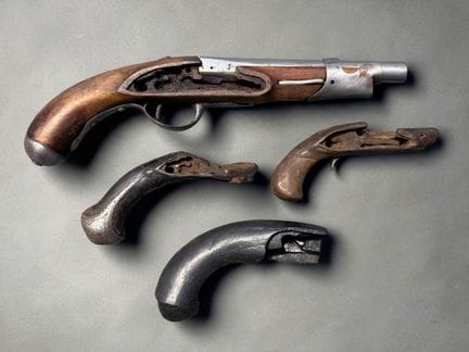 Set composto da 1 pistola incompleta e 3 impugnatu