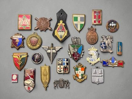 France Lot de 26 (env.) insignes, dont reproductio