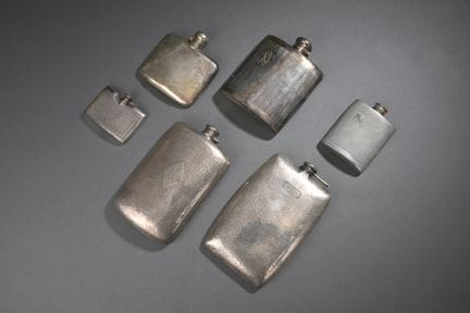 Lot de six flasques ceintrées, la plus petite en a