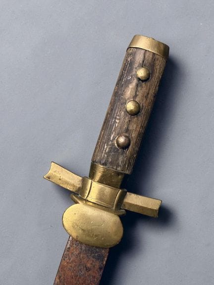 Coltello da caccia
Manico in legno, con tre botton