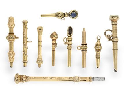 Pequeña colección de llaves doradas para relojes d