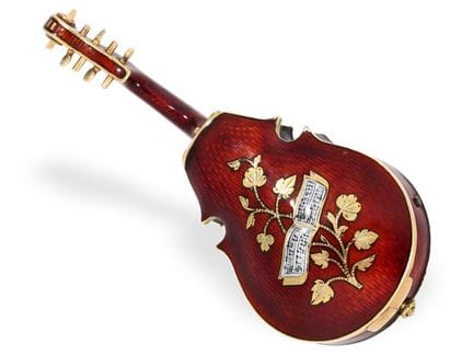 Montre en forme de violon : violon en or et émail 