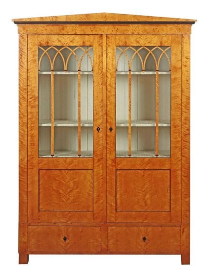 Biedermeier-Vitrine mit Spitzbogenwerk 2. Viertel 