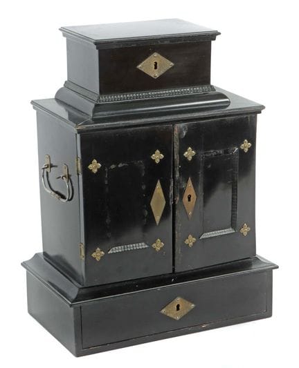 Kleines Kabinettschränkchen 19. Jh., Holz schwarz 