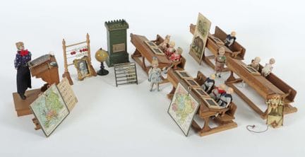 École de poupées sans meuble, 4 pupitres et 1 bure