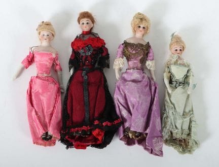 4 poupées de salon avec des têtes en porcelaine à 