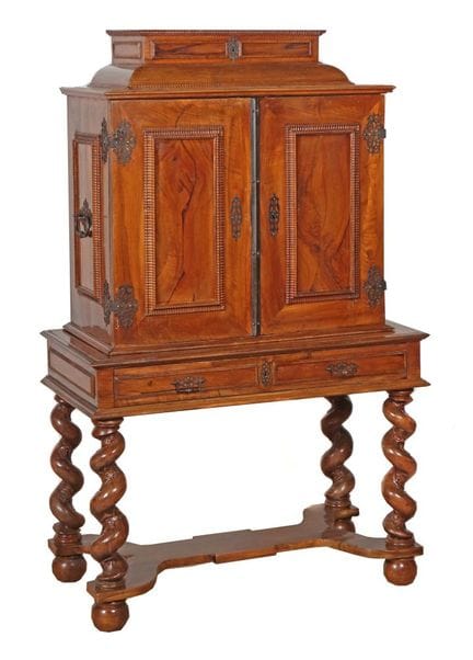 Kabinett-Stollenschrank 18. Jh., Nussbaum massiv u