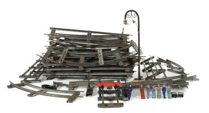 Konvolut Uhrwerkschienen + Bogenlampe Märklin, Spu