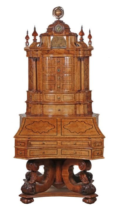 Mainzer Schreibschrank um 1720/30, Nussholz, Moore