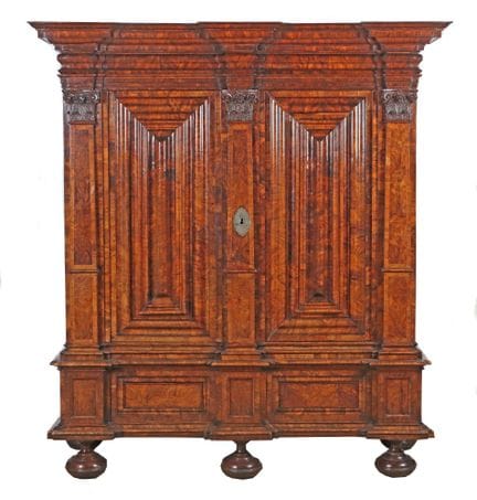 Frankfurter Pilasterschrank 18. Jh., Nussbaummaser
