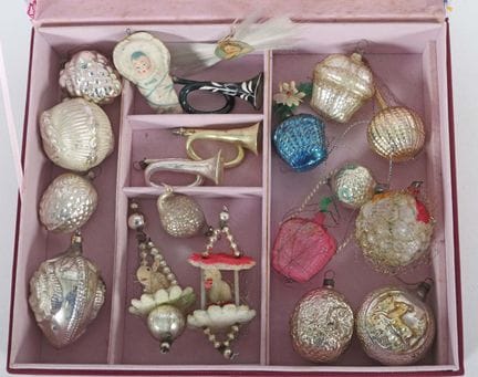 Conjunto de adornos navideños, en su mayoría del p