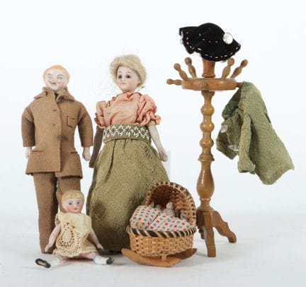 Famille de poupées datant des années 1920/1930, l'