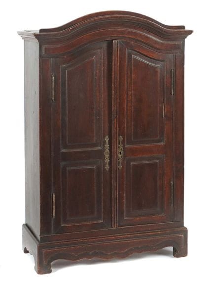 Puppen- oder Modellschrank um 1900, Nussbaum massi