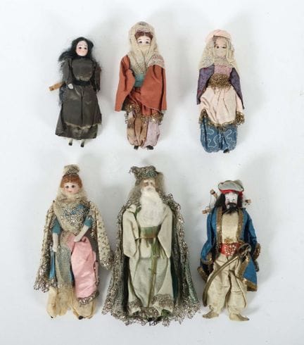 6 poupées de salon servant de personnages de théât