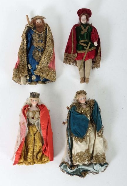 4 poupées de salon servant de personnages de théât