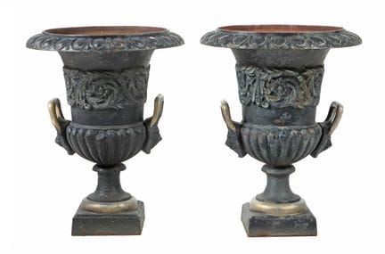 Paar Parkvasen wohl um 1900, Eisenguss, 2 Cachepot