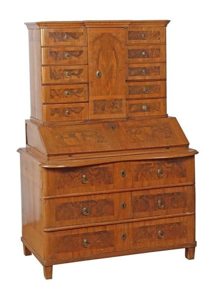Schreibschrank mit Tabernakelfach 19. Jh., Nussbau