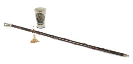 2 accessoires de réserviste : canne, avec pommeau 