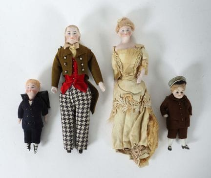 4 poupées de salon : tête en porcelaine partiellem