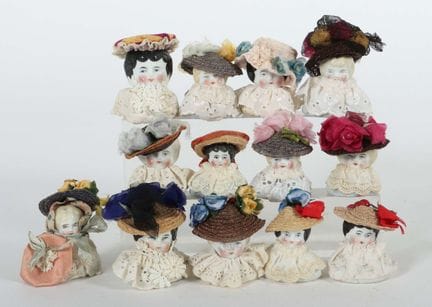 13 têtes en porcelaine coiffées de chapeaux – Déco