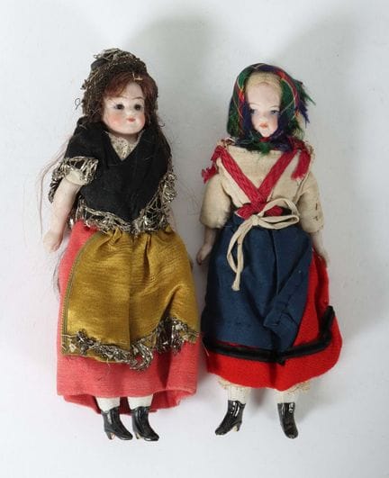 2 poupées de salon : têtes en porcelaine, bras et 