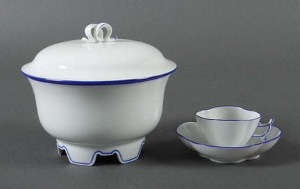 Lidded tureen and mocha cup “Blauer Faden” (Blue T