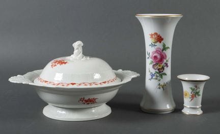 Lidded tureen “Indian Red” and two vases “German F